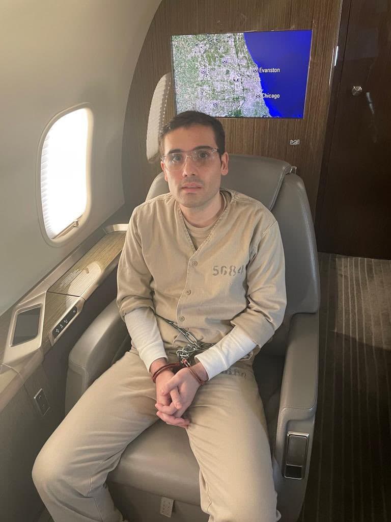 Difunden fotografía de Ovidio Guzmán tras su extradición a Estados Unidos