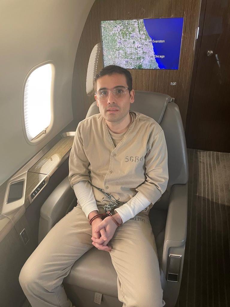 Difunden fotografía de Ovidio Guzmán tras su extradición a Estados Unidos